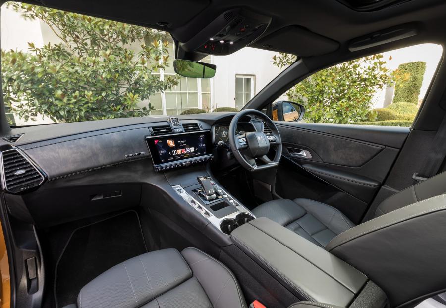 Интерьер DS 7 Crossback (X74) 2018 года  (UK) (фото 8 из 12)